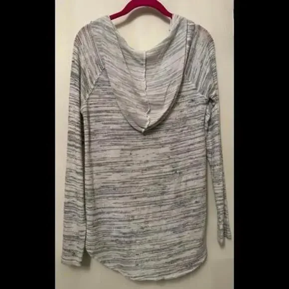 Effortlessly Chic: American Eagle's Soft and Sultry Long Sleeve Shirt - Picture 3 of 3